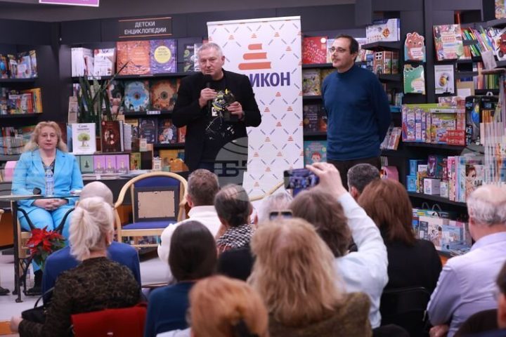 Церемонията по връчването на наградата „Хеликон“ 2025 в книжарница „Хеликон“ в София