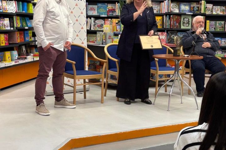 Връчването на „Цветето на Хеликон“ в книжарница „Хеликон“
