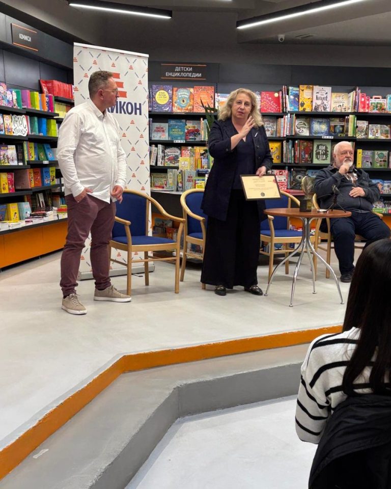 Връчването на „Цветето на Хеликон“ в книжарница „Хеликон“